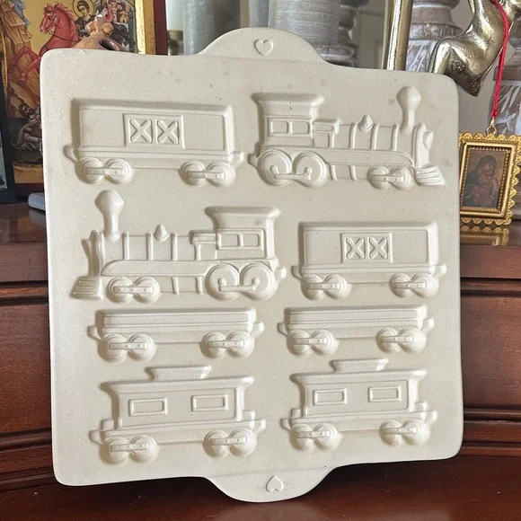 The Pampered chef Vintage Train Shaped gingerbread Baking Mold holiday party - Picture 1 of 9